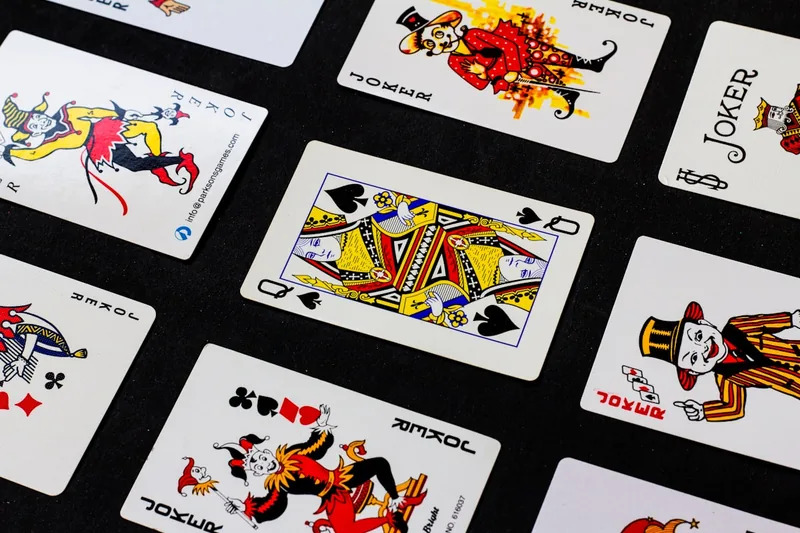 Eine Auswahl diverser Kartenspiele und Decks, sauber arrangiert für den Spieleabend.