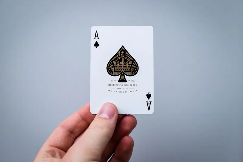 Nahaufnahme einer Spielkarte, die das Design und die Materialqualität eines Kartenspiels zeigt.