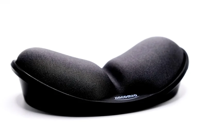 Ein einzelnes ergonomisches Keilkissen auf weißem Hintergrund, klar und detailliert dargestellt.