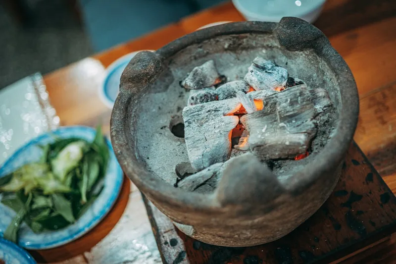 Nahaufnahme der rauen Keramikoberfläche eines Keramikgrills, die Robustheit und Qualität zeigt.