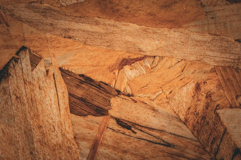 Detailaufnahme eines Kienspan-Sticks, der die harzige, naturbelassene Holztextur und Maserung zeigt.