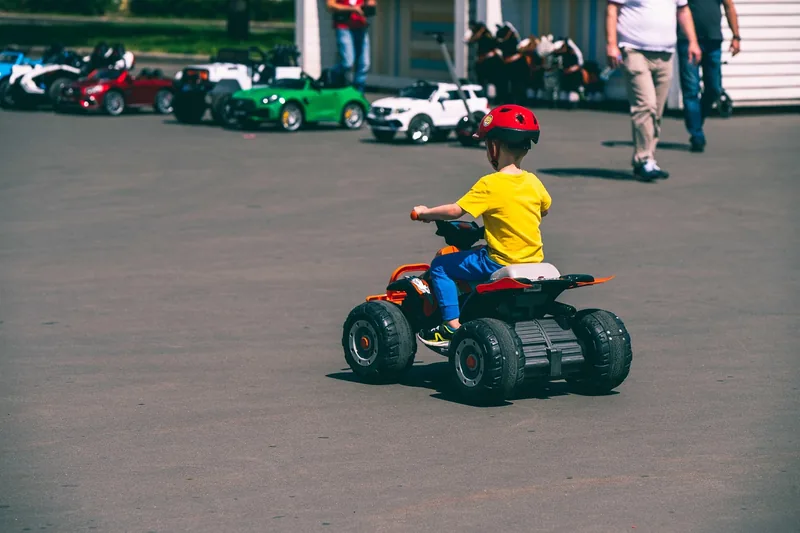 Rotes Kinder-Elektroauto als Produktfoto für einen Ratgeber.