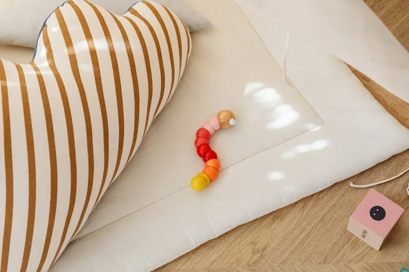 Detailansicht der Oberfläche einer Musikmatte, die strapazierfähiges und kinderfreundliches Material zeigt.