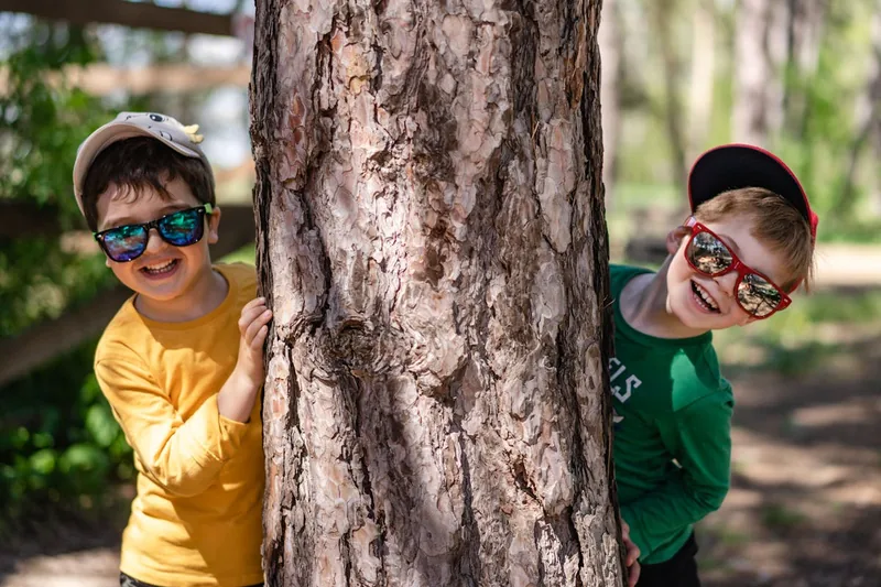 Hochwertige, bunte Kinder-Sonnenbrillen in verschiedenen Ausführungen, freigestellt auf weißem Hintergrund.