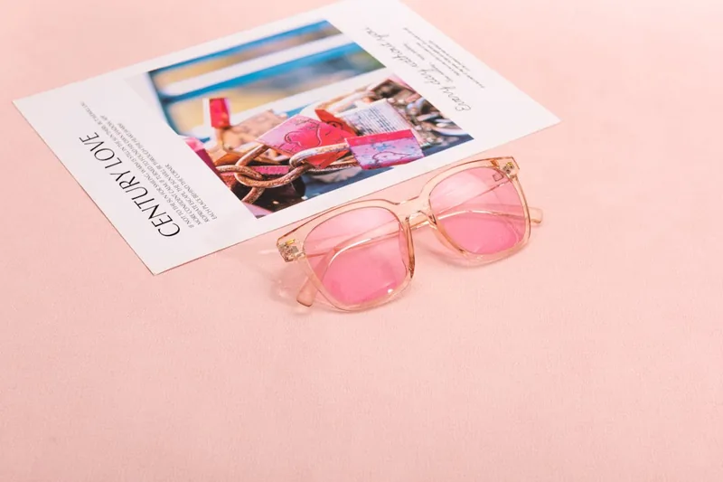 Nahaufnahme des biegsamen Rahmens einer Kinder-Sonnenbrille, die Elastizität und Robustheit zeigt.