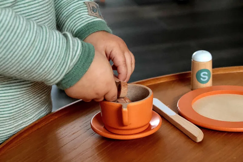 Hochwertige Holzkinderküche als Produktfoto, klar und detailliert dargestellt für kleine Köche.