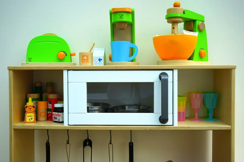 Detailaufnahme der Holzmaserung einer Spielküche, zeigt hochwertige Verarbeitung und sichere Materialien.