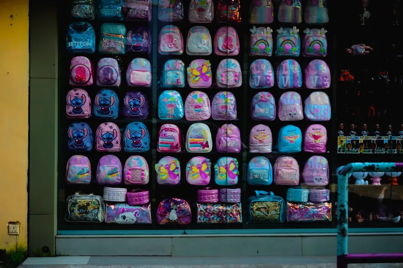 Ein bunter Kinderrucksack mit vielen Taschen steht bereit für den nächsten Ausflug.