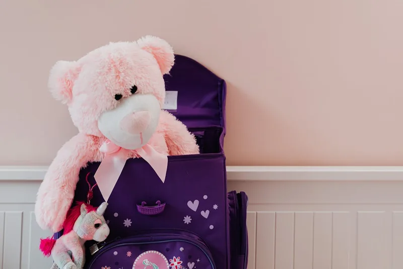 Nahaufnahme eines gepolsterten Tragegurts eines Kinderrucksacks für hohen Komfort.
