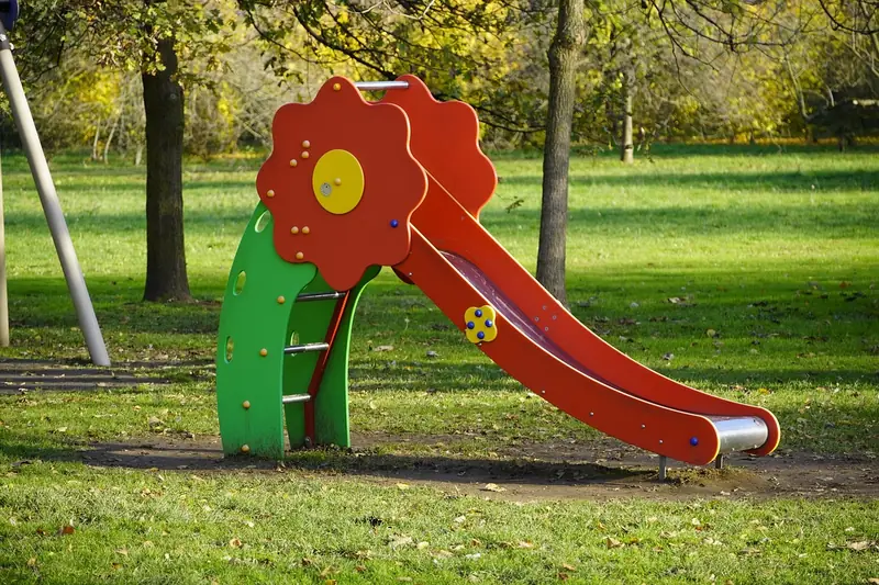 Eine freistehende, bunte Kinderrutsche aus Kunststoff im Produktfoto-Stil, sauber und neu.