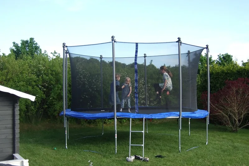 Hochwertiges Kindertrampolin mit Sicherheitsnetz und Polsterung, bereit für Spiel und Spaß.