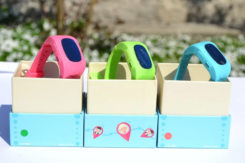 Hochauflösendes Produktfoto einer modernen Kinderuhr mit bunten Details auf weißem Hintergrund.