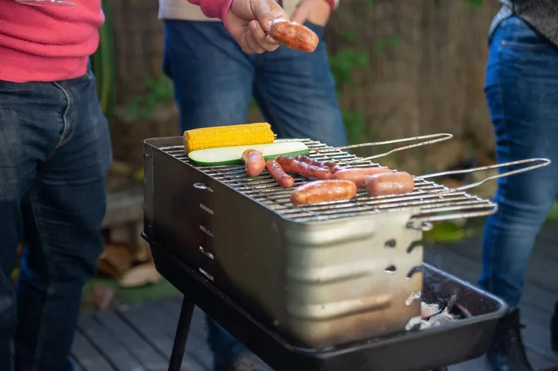 Kompakter, zusammenklappbarer Grill als Produktfoto.