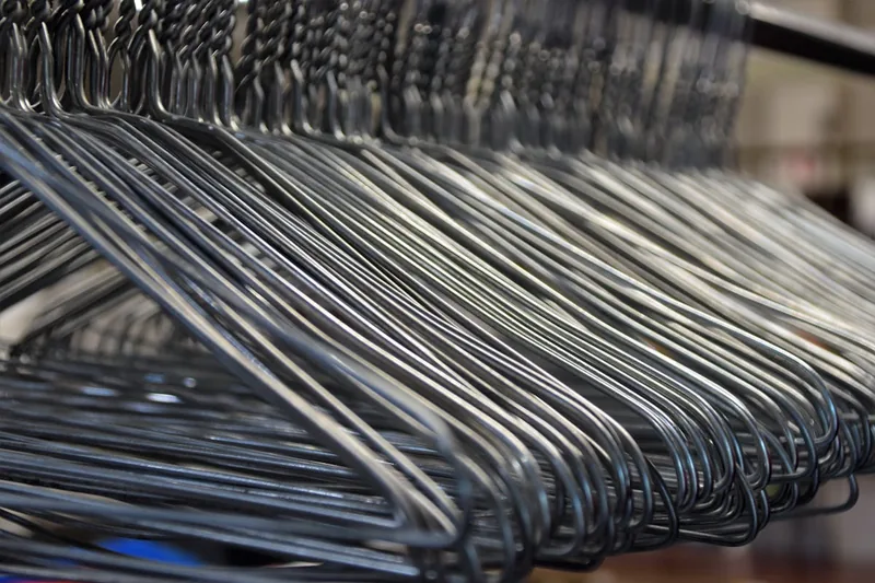 Nahaufnahme eines stabilen Metallgelenks an einem hochwertigen Kleiderständer.
