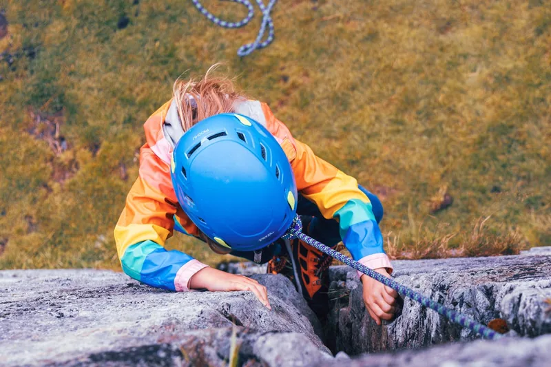 Ein moderner Kletterhelm in Nahaufnahme, perfekt beleuchtet für eine Kaufempfehlung.