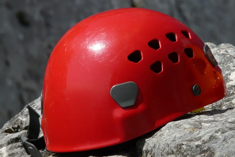 Detailaufnahme der Belüftungsöffnungen und Einstellmechanismen eines Kletterhelms für Komfort.