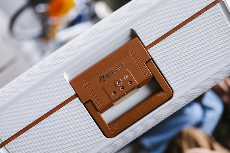 Hochwertiger Hartschalenkoffer in Nahaufnahme, elegant und robust für optimale Reise. Perfekter Koffer.