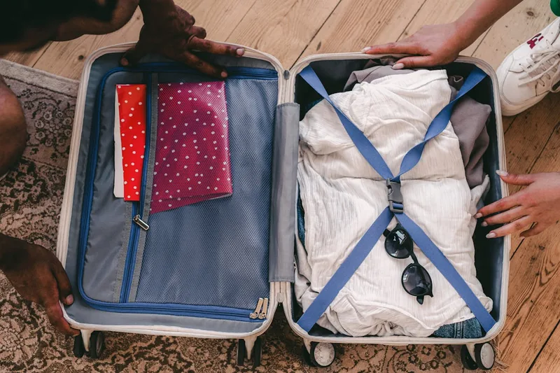 Ein ordentlich gepackter Koffer mit Kofferorganizern in einem hellen Hotelzimmer, bereit für die Reise.