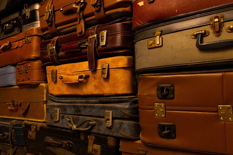 Ein stilvolles Hartschalen-Kofferset steht geöffnet in einem luxuriösen Hotelzimmer, bereit für die Reise.
