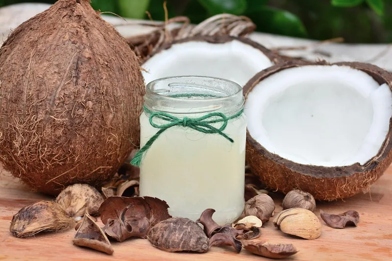 Nahaufnahme der cremigen, weißen Textur von Kokosöl, perfekt für Hautpflege und Beauty-Routine.