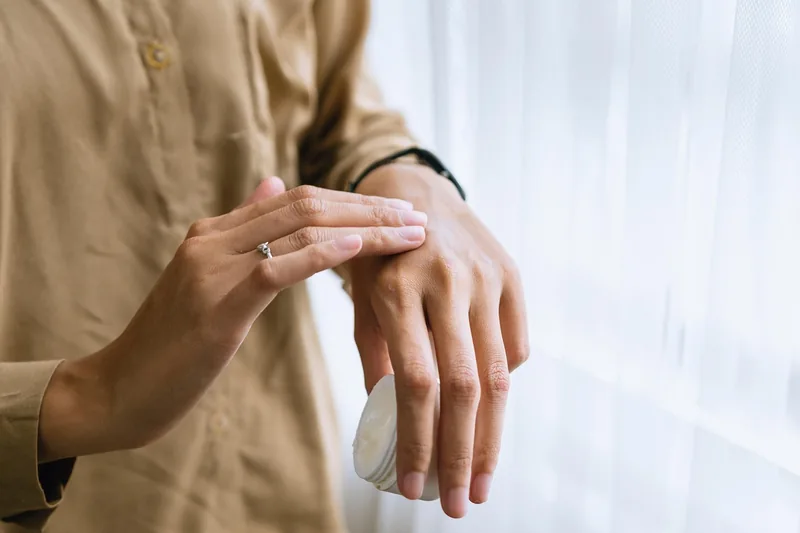 Szene einer Frau mit strahlender Haut und gesundem Haar, als Ergebnis der Kollagen-Einnahme.
