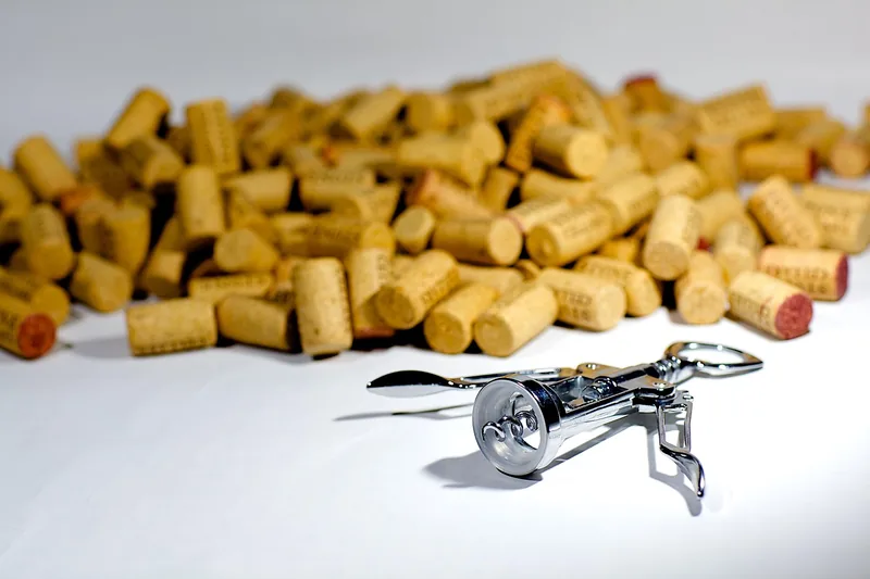 Ein hochwertiger Sommelier-Korkenzieher isoliert vor einem hellen Hintergrund, bereit zum Einsatz.