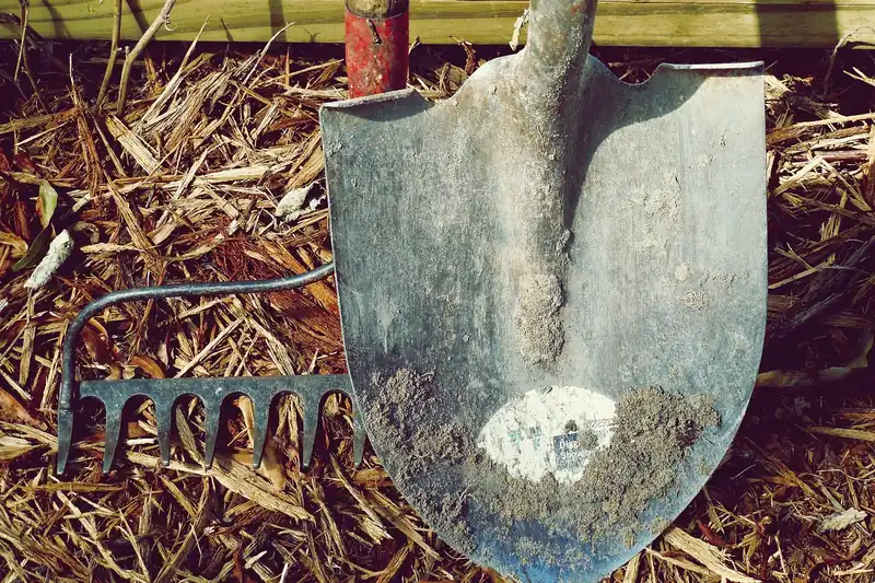 Detailaufnahme der flexiblen und robusten Zinken eines Krallenbesens, bereit für den Einsatz im Garten.