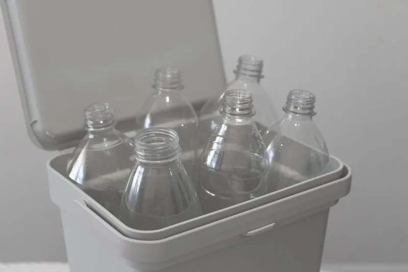 Eine moderne, tragbare Kühlbox in Detailansicht auf neutralem Hintergrund, ideal für den Transport von Lebensmitteln.