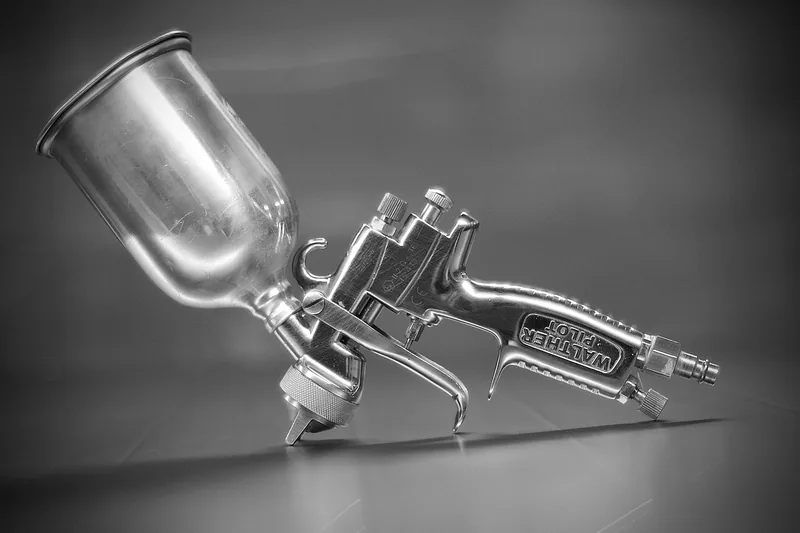 Hochwertige Lackierpistole als Produktaufnahme, sauber und detailreich präsentiert.