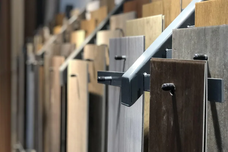 Makellos repariertes Laminat mit neuem Glanz, das die Lebensdauer des Bodens verlängert.