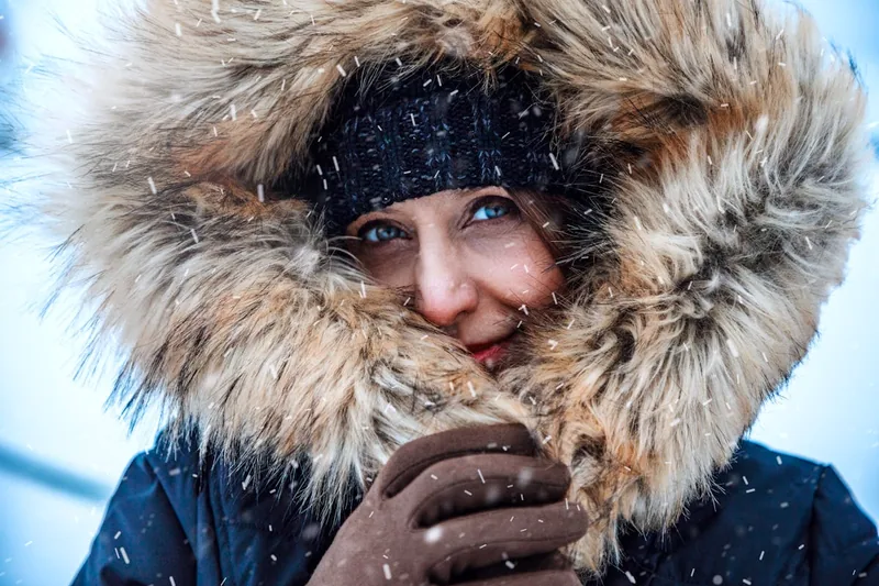 Person wandert im Schnee, umgeben von Winterlandschaft, für maximalen Komfort und Wärme.