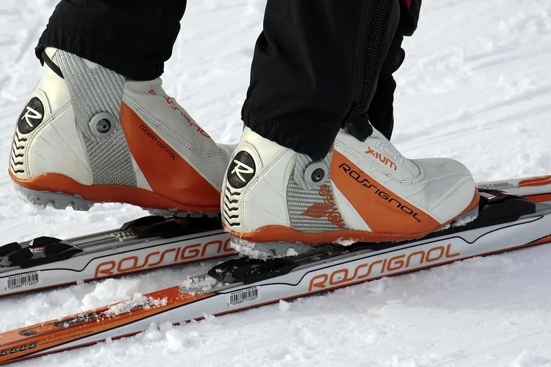 Ein Paar hochwertige Langlaufschuhe für die Skating-Technik, isoliert vor weißem Hintergrund.