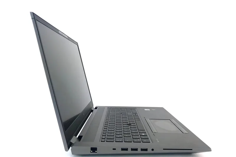 Hochwertiger 17-Zoll-Laptop im eleganten Design, freigestellt auf weißem Hintergrund.