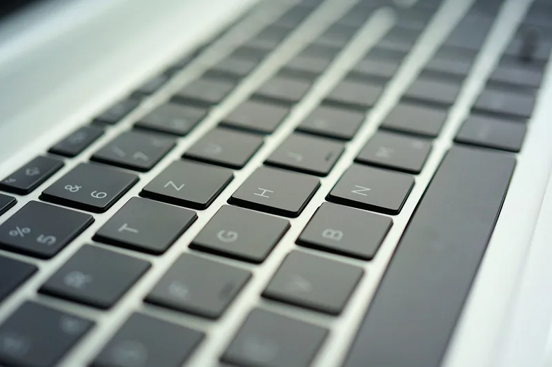 Nahaufnahme der Tastatur und des Trackpads eines 17-Zoll-Laptops, Fokus auf Details.