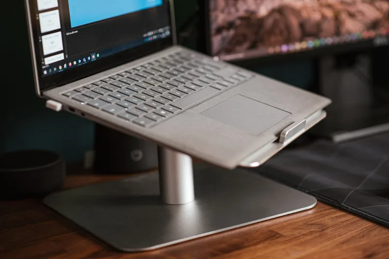 Hochwertiger Laptop-Ständer aus Aluminium, freigestellt und klar im Vordergrund positioniert.