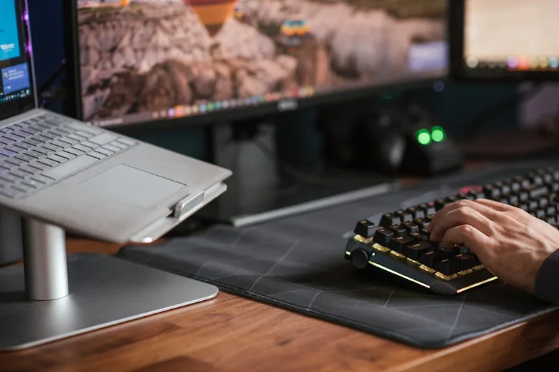 Nahaufnahme eines verstellbaren Laptop-Ständers, zeigt Materialtextur und Detail der Gelenkmechanik.