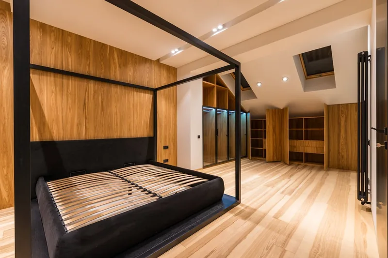 Gemütliches Schlafzimmer mit Bett, das auf einem ergonomischen Lattenrost für erholsamen Schlaf basiert.