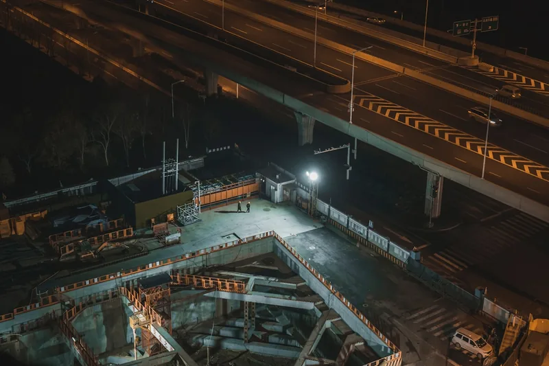 Eine nächtliche Baustelle, hell ausgeleuchtet von mehreren leistungsstarken LED-Baustrahlern.