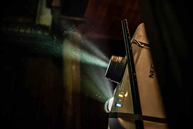 Gemütliche Heimkino-Szene mit einem hellen Film auf großer Leinwand, geschaffen durch einen LED-Beamer.