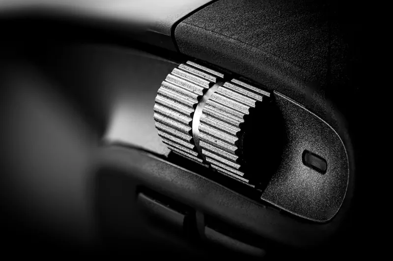 Nahaufnahme des geriffelten Griffs einer Elektronik-Taschenlampe, zeigt die hochwertige Materialtextur.