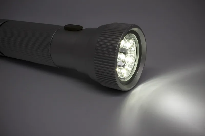 Moderne LED Taschenlampe, isoliert vor neutralem Hintergrund