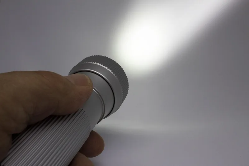 Nahaufnahme des robusten Aluminiumgehäuses einer LED Taschenlampe