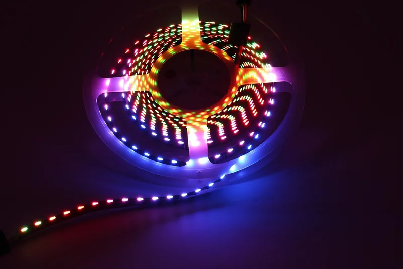 Detailaufnahme der einzelnen LEDs auf einem flexiblen Streifen für TV-Hintergrundbeleuchtung, Makro.