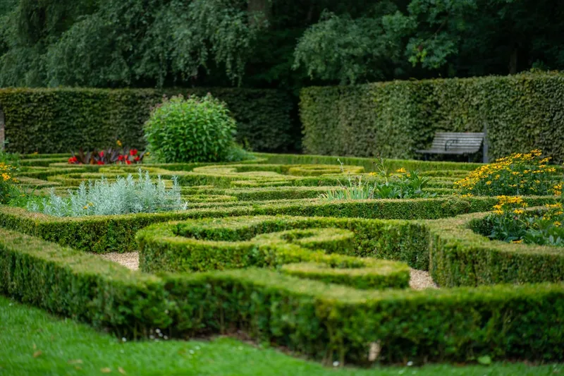 Ein perfekt geschnittener Garten mit ordentlichen Hecken und gepflegtem Rasen, symbolisiert das Endergebnis.