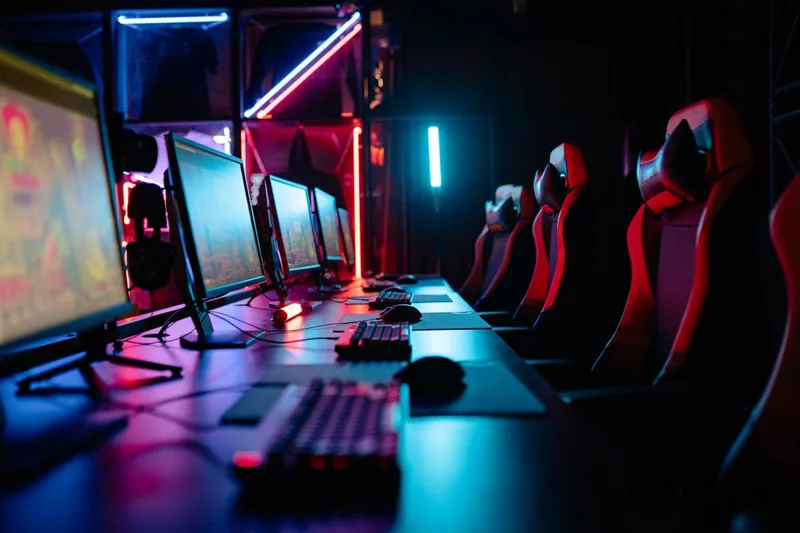 Moderne Gaming-Umgebung mit RGB-Beleuchtung, Peripherie und leichter Dunst-Atmosphäre.