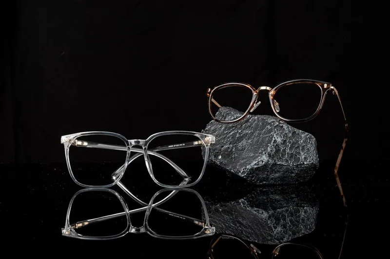 Hochauflösendes Produktbild einer eleganten Lesebrille mit klaren Gläsern auf neutralem Hintergrund.