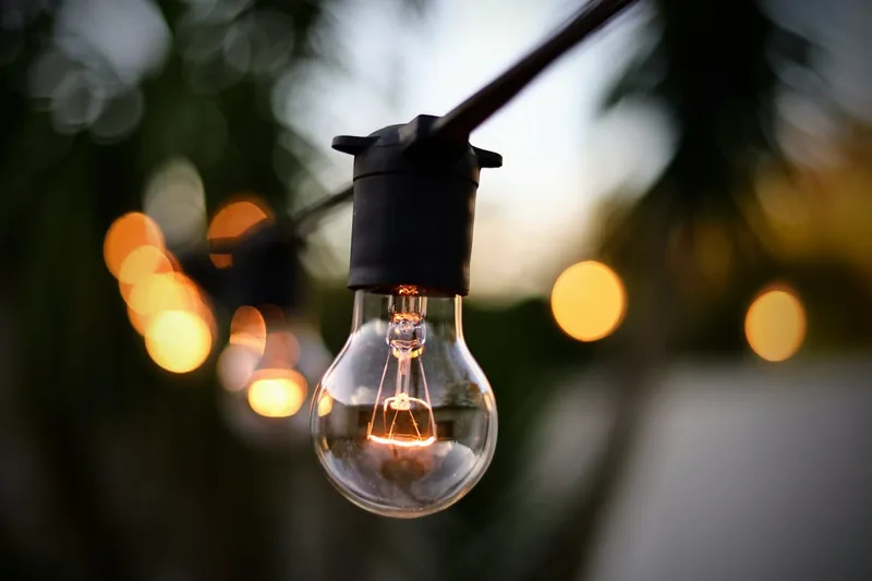 Detailaufnahme einer wetterfesten LED-Lichterkette für den Außenbereich, Fokus auf die robusten Leuchtkugeln.