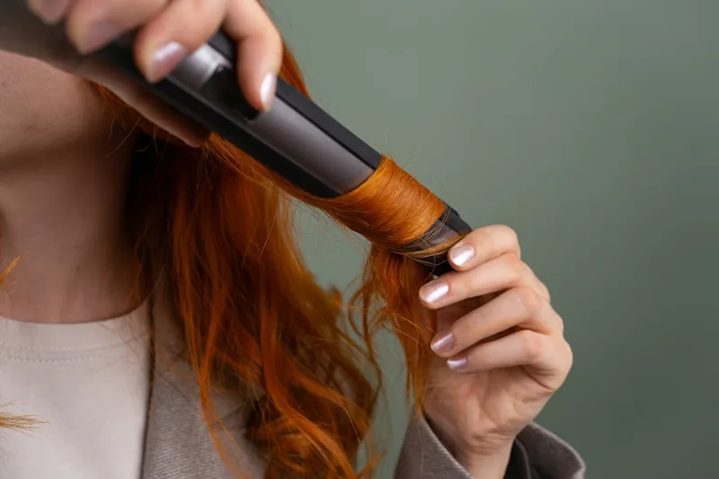 Ein moderner Lockenstab ohne Klemme, professionell freigestellt vor hellem Hintergrund.