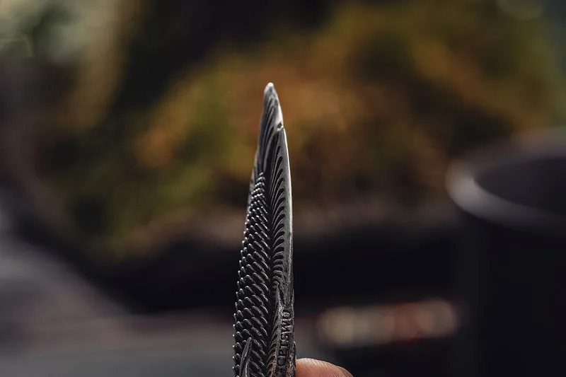 Nahaufnahme eines präzise gefertigten Lockpicking-Dietrichs, der die feine Metallstruktur zeigt.