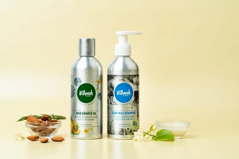 Eine Flasche Naturkosmetik-Haarshampoo steht prominent im Vordergrund, bereit zur Anwendung.